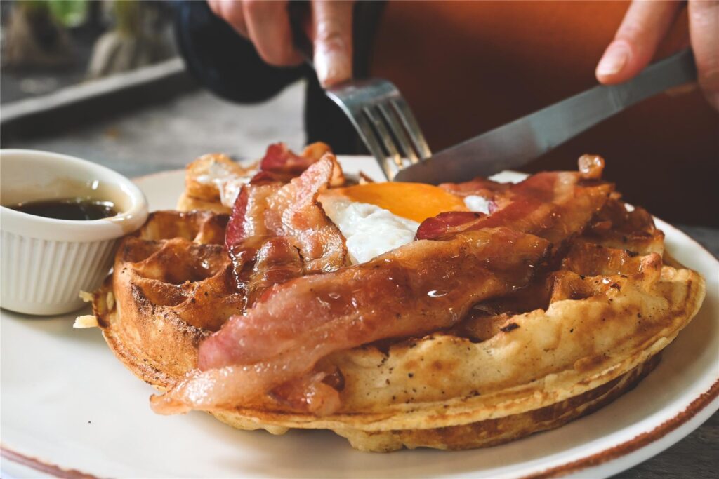 Waffel mit Speck und Spiegelei