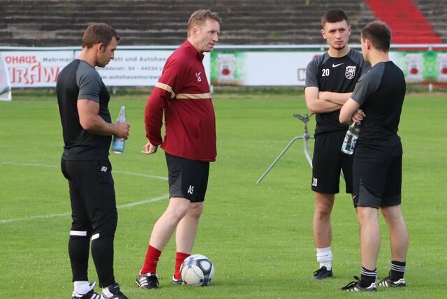 Kenan Özdemir ist im Gespräch mit dem Trainerteam des Lüner SV.