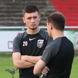Kenan Özdemir ist im Gespräch mit dem Trainerteam des Lüner SV.