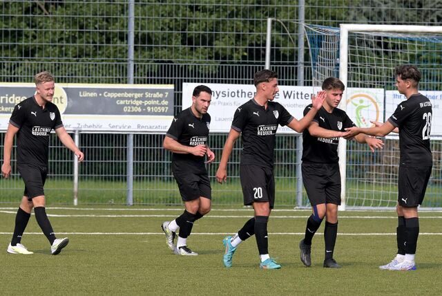 Spieler von BW Alstedde klatschen nach einem Tor ab.