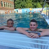 Zwei Jungs im Freibad Bornekamp in Unna