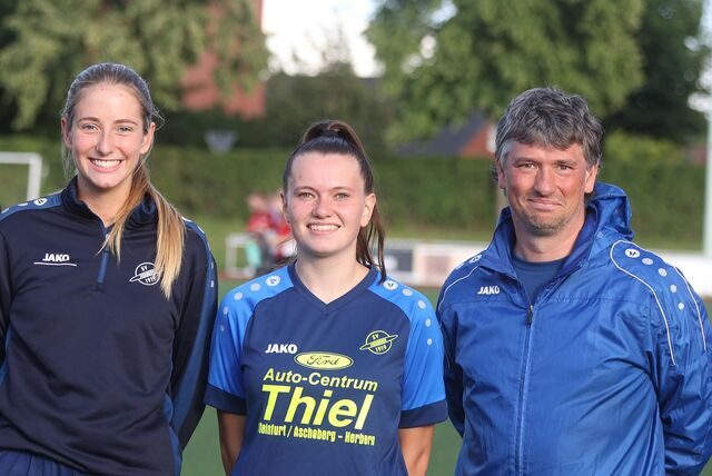 Trainer Malte Henrichs mit den Spielerinnen Maya Henrichs (M.)  und Nina Sondermann