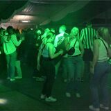 Borkerinnen und Borker tanzen im Festezelt