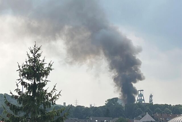 Hohe Rauchschwaden neben dem Förderturm der ehemaligen Zeche Ewald.