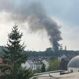 Hohe Rauchschwaden neben dem Förderturm der ehemaligen Zeche Ewald.