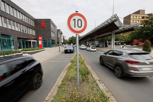 Zwischen Rathaus und Sparkasse gilt jetzt maximal erhöhtes Schritttempo.
