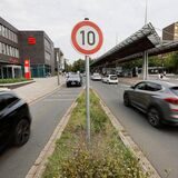 Zwischen Rathaus und Sparkasse gilt jetzt maximal erhöhtes Schritttempo.