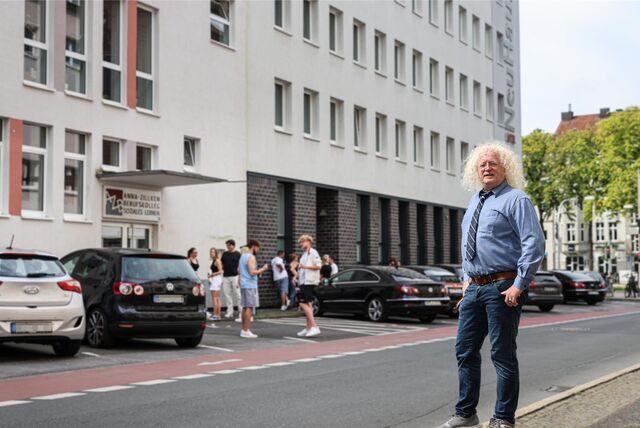 Bezirksbürgermeister Friedrich Fuß im westlichen Teil der Anrdtstraße: „Hier wird kein Legenschild hinkommen“, sagt er.