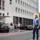 Bezirksbürgermeister Friedrich Fuß im westlichen Teil der Anrdtstraße: „Hier wird kein Legenschild hinkommen“, sagt er.