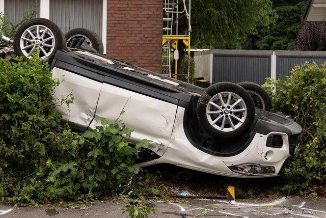 Ein Auto landete auf dem Dach in einem Husener Vorgarten.