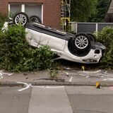 Ein Auto landete auf dem Dach in einem Husener Vorgarten.