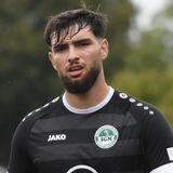 Michele Teofilo blickt traurig in Richtung Kamera.