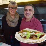 Mohammed Amer führt mit seiner Frau Ramona „Onkel Mo´s Grill“ und Pizza a la Onkel Mo“.