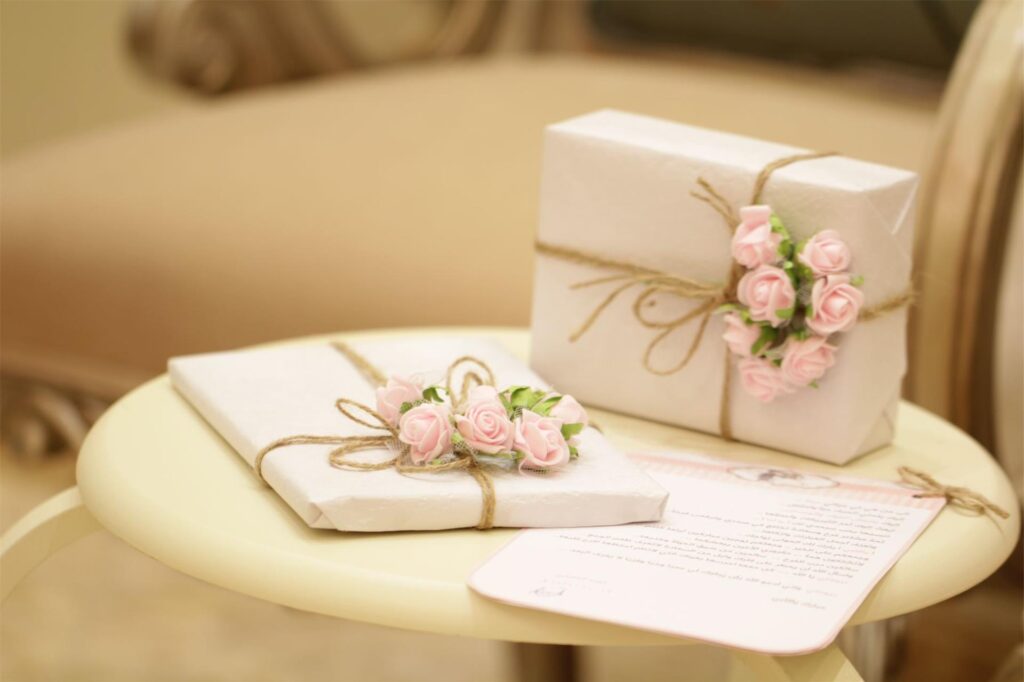 Geschenke und Glückwünsche zur Hochzeit liegen auf einem Gabentisch.
