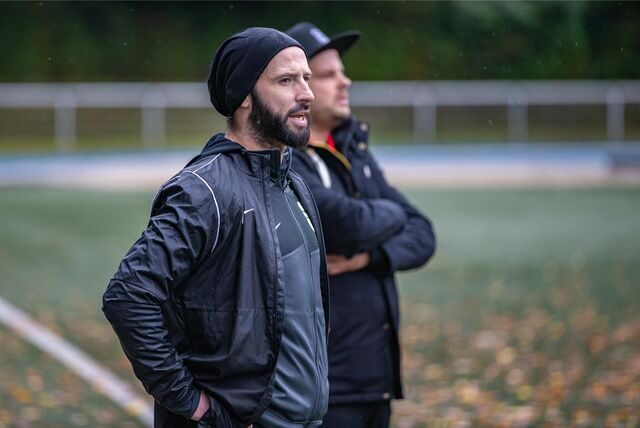 David Sawatzki, Trainer von BV Brambauer, verteilt ein Sonderlob.
