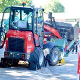 Bei Arbeiten auf dem Friedhof Ahaus ist ein Mini-Lkw umgekippt