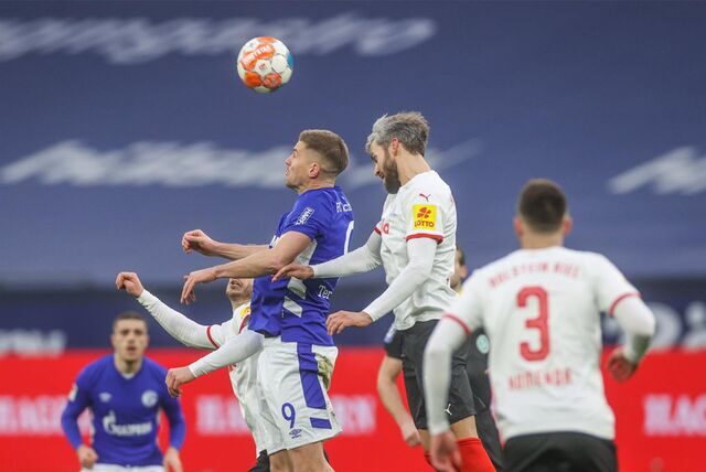 16.01.2022, Fussball, Saison 2021/2022, 2. Bundesliga, 19. Spieltag, FC Schalke 04 – Holstein Kiel, v. l. Simon Terodde (FC Schalke 04), Stefan Thesker (Holstein Kiel)