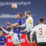16.01.2022, Fussball, Saison 2021/2022, 2. Bundesliga, 19. Spieltag, FC Schalke 04 – Holstein Kiel, v. l. Simon Terodde (FC Schalke 04), Stefan Thesker (Holstein Kiel)