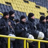 Polizisten stehen auf einer Tribüne im Signal Iduna Park.