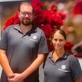 Fabian Graubner und Miriam Brembor sind Bestatter bei Tierbestattungen Rosengarten.