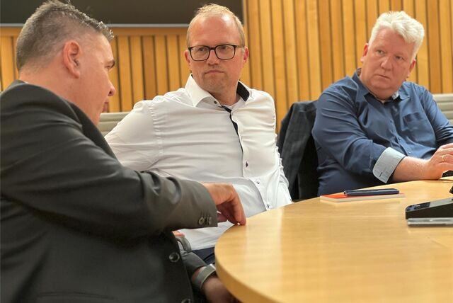 Landrat Mario Löhr (l.), hier im Gespräch mit dem SPD-Fraktionsvorsitzenden im Landtag Jochen Ott (M.), und der SPD-Landtagsabgeordnete Hartmut Ganzke