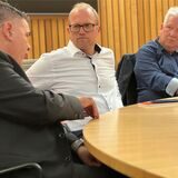 Landrat Mario Löhr (l.), hier im Gespräch mit dem SPD-Fraktionsvorsitzenden im Landtag Jochen Ott (M.), und der SPD-Landtagsabgeordnete Hartmut Ganzke