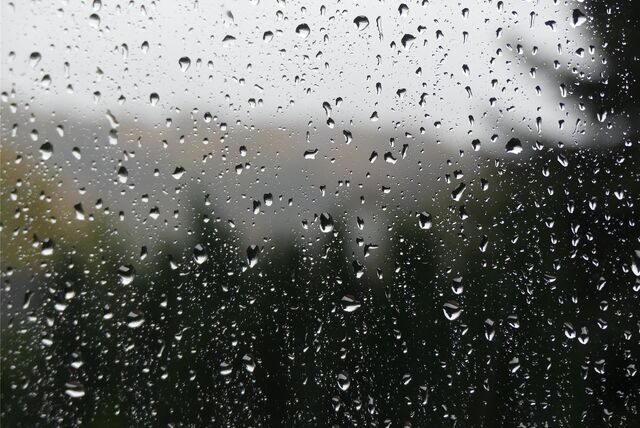 Besser drinbleiben und die Fenster schließen: Bis zum späten Nachmittag gibt es noch Gewitter und Sturmböen.