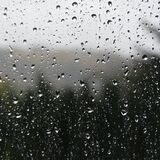 Besser drinbleiben und die Fenster schließen: Bis zum späten Nachmittag gibt es noch Gewitter und Sturmböen.
