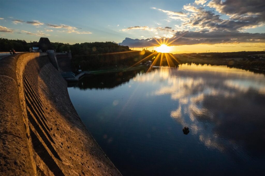 blick auf einen see bei sonnenuntergang