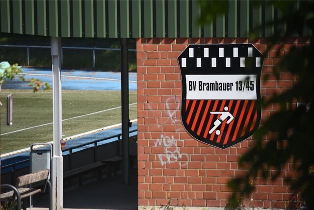 Wappen des BV Brambauer an der Seitenwand der Tribüne