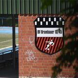 Wappen des BV Brambauer an der Seitenwand der Tribüne