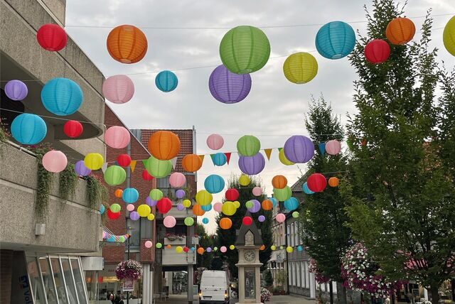 Bunte Lampionketten weisen in der Bonenstraße/Höhe Volksbank auf das Straßenfestival Werne 2023 hin.