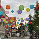 Bunte Lampionketten weisen in der Bonenstraße/Höhe Volksbank auf das Straßenfestival Werne 2023 hin.