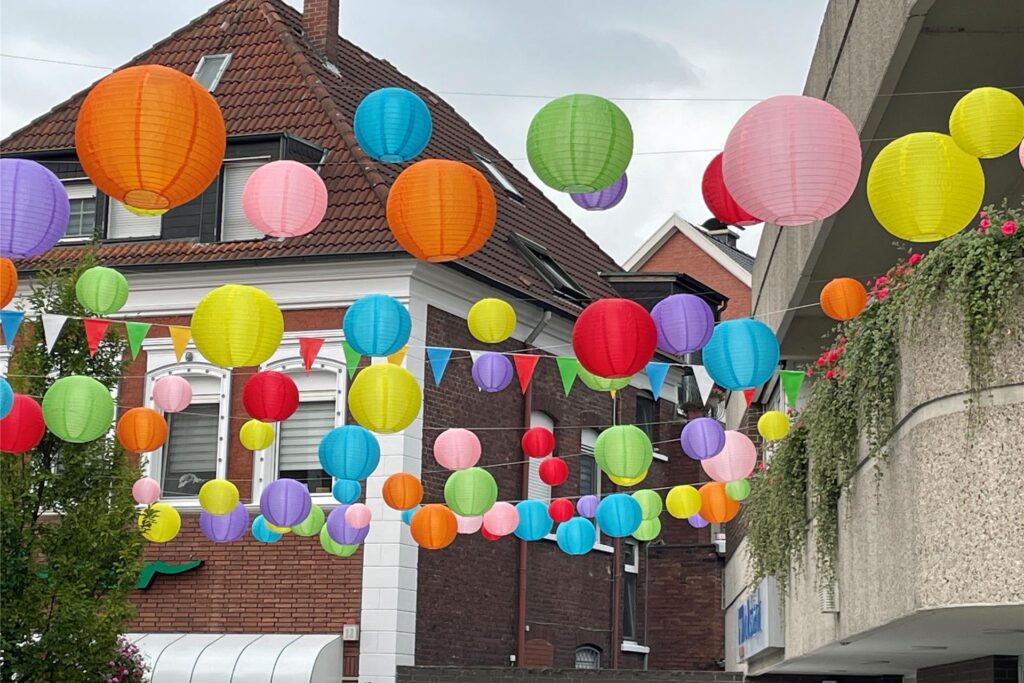 Der Himmel an der Bonenstraße erstrahlt dank der Lampionketten in bunten Farben. Der Himmel an der Bonenstraße erstrahlt dank der Lampionketten in bunten Farben.