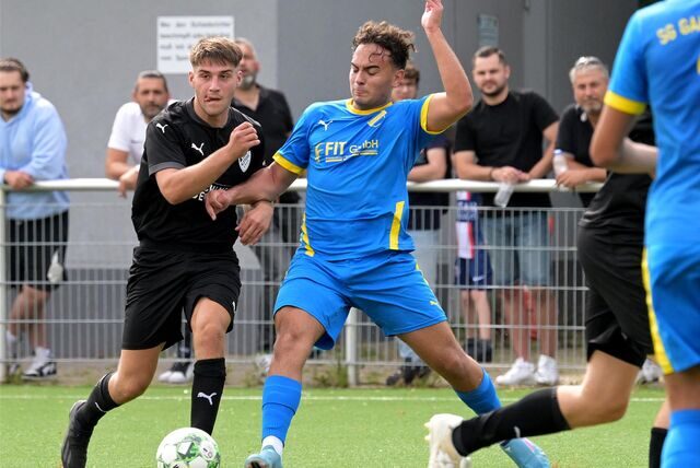 Mert Ahmet Akbulut will Antonio Abazi vom Ball trennen.