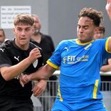 Mert Ahmet Akbulut will Antonio Abazi vom Ball trennen.
