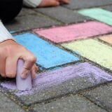 Ein Abschnitt der Allee in Holzwickede wird temporär zur Spielstraße.