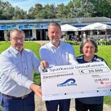 Symbolische Spendenübergabe an das Freibad Dellwig: (v.l.) Frank Röhr (Vorstand Sparkasse), Dirk Wiese (Geschäftsführer der Betriebs-gGmbh) und Annette Reeske (2. Vorsitzende Förderverein des Freibades).