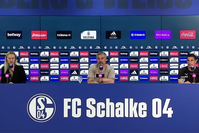 Schalke Cheftrainer Thomas Reis und Kiel-Trainer Marcel Rapp in der Pressekonferenz nach dem Spiel Schalke gegen Kiel.