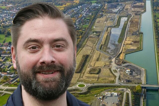 Der Bergkamener Baudezernent Jens Toschläger vor einem Luftbild der künftigen Wasserstadt Aden.
