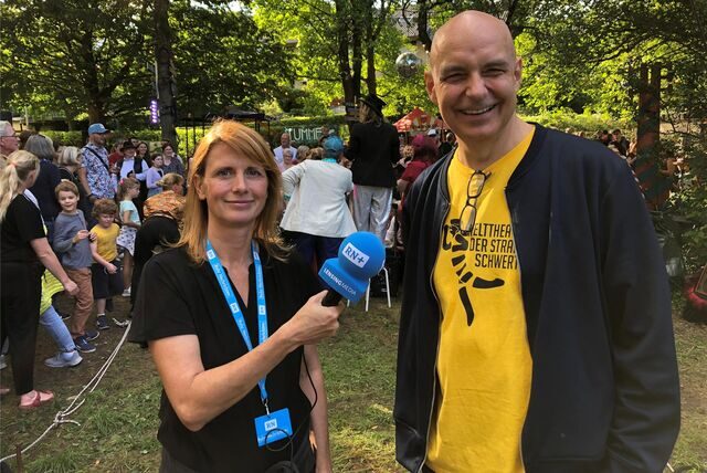 Wir haben das Welttheater der Straße in Schwerte besucht. Festival-Leiter Holger Ehrich sprach dabei mit Redakteurin Martina Niehaus.