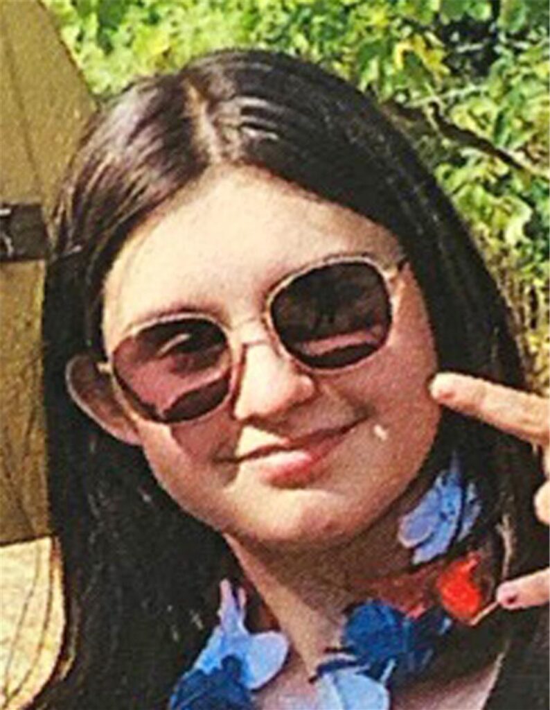 Ein Mädchen mit langen, dunklen Haaren und Sonnenbrille. Ein Mädchen mit langen, dunklen Haaren und Sonnenbrille.