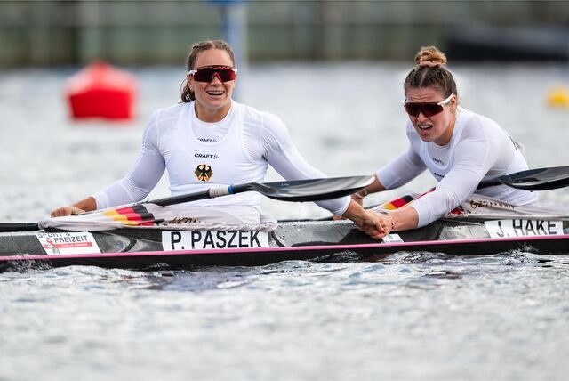 Die Drittplatzierten Paulina Paszek (l.) und Jule Hake reagieren im Ziel.