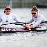 Die Drittplatzierten Paulina Paszek (l.) und Jule Hake reagieren im Ziel.