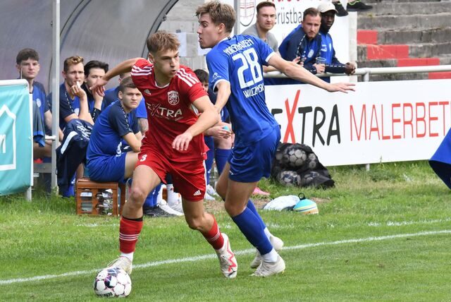 Michael Vrljic (l.) schüttelt seinen Gegenspieler ab.