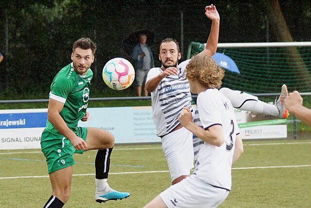 David Bernsdorf gewann das Kopfballduell gegen Elias Belkezzi (M.).