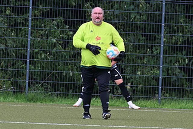 Da sich GSC-Keeper Luca Wiegel früh verletzte, sprang Coach Thomas Gebhardt zwischen die Pfosten.