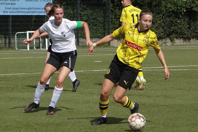 Julia Faßbender attackiert ihre Gegenspielerin.