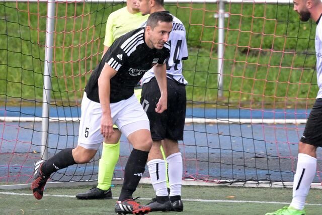Dennis Köse hat soeben den 2:1-Führungstreffer für den BV Brambauer erzielt und dreht jubelnd ab.