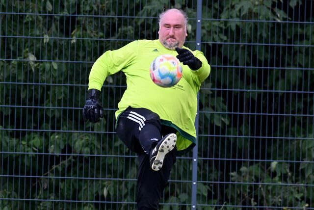 Thomas Gebhardt hält den Ball im Torwarttrikot.